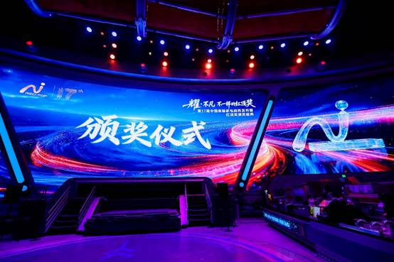 夜晚亮着灯的汽车

AI 生成的内容可能不正确。