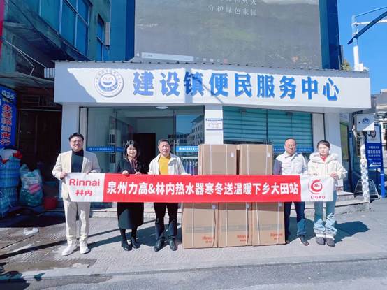 街道上有店铺的标志蓝色背景白色的字

AI 生成的内容可能不正确。