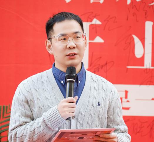 男人的照片上写着字

AI 生成的内容可能不正确。
