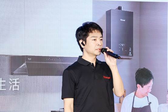 男人站在那里

AI 生成的内容可能不正确。