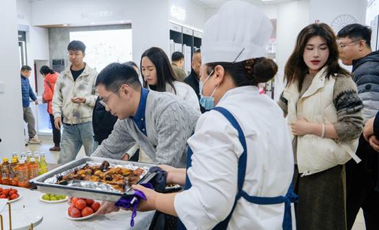 一群人站在桌子上的食物

AI 生成的内容可能不正确。