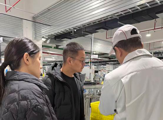 男人们站在厨房里

AI 生成的内容可能不正确。